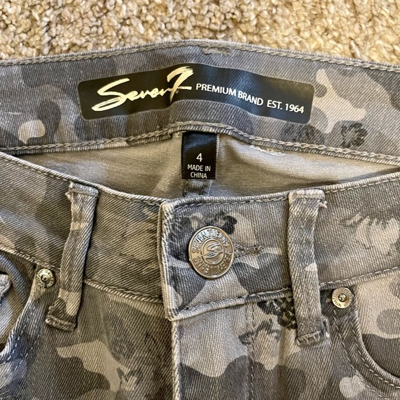 Seven gray camo with flowers print jeans size 4 - Picture 3 of 5